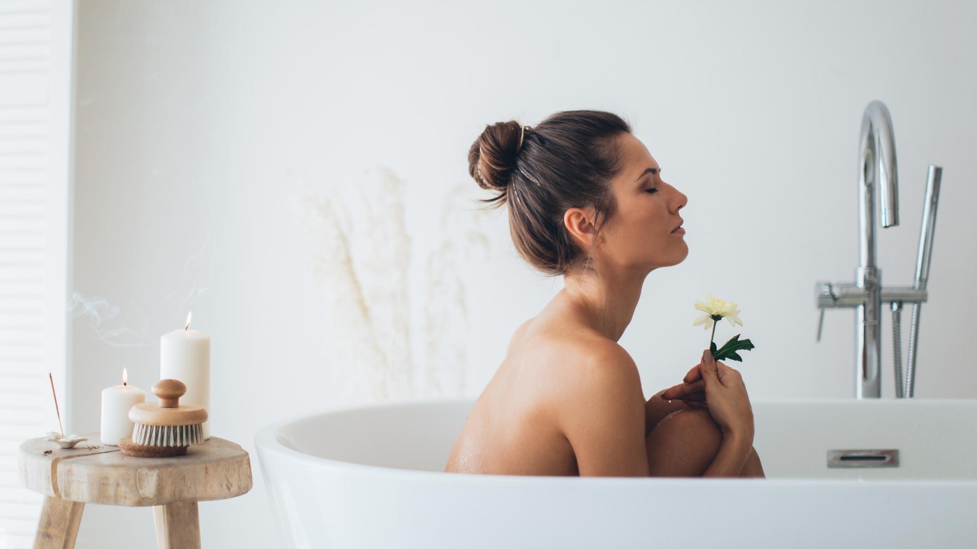 Veja dicas e vantagens de fazer meditação na banheira