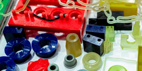 Plástico de engenharia: conheça os benefícios garantidos pelas peças