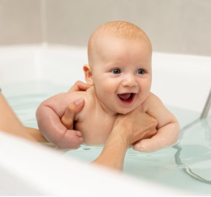 Aproveite para deixar o seu pequeno confortável em um banho excelente de banheira em sua casa.
