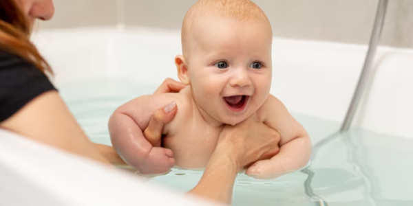Aproveite para deixar o seu pequeno confortável em um banho excelente de banheira em sua casa.