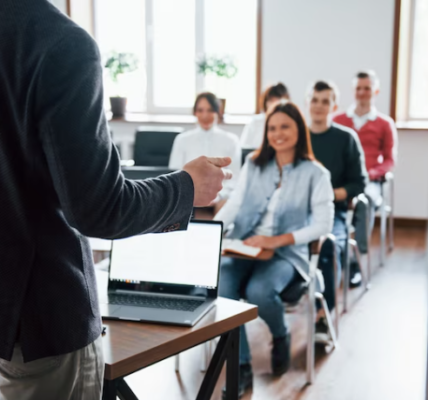 Está pensando em iniciar uma graduação presencial? Então leia esse artigo para conhecer os principais benefícios dessa modalidade!