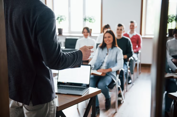 Está pensando em iniciar uma graduação presencial? Então leia esse artigo para conhecer os principais benefícios dessa modalidade!