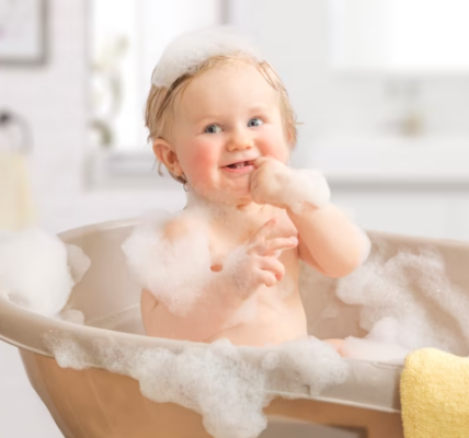 tome os devidos cuidados para dar um banho de banheira confortável em seu pequeno na época mais quente do ano