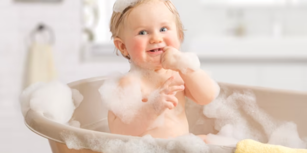 tome os devidos cuidados para dar um banho de banheira confortável em seu pequeno na época mais quente do ano